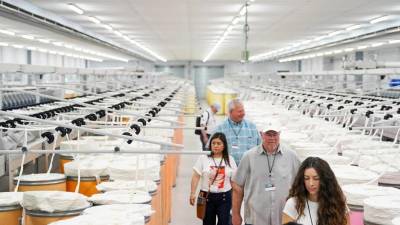 Representantes de reconocidas empresas visitaron las instalaciones de SIERRA Textile Raw Materials, incluyendo las plantas en Cofradía Honduras Spinning Mills y Northern Spinning, así como el centro de distribución en Naco.