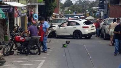 Un comando armado persiguió por varias calles al servidor público, quien al intentar huir se impactó contra motocicletas y vehículos en circulación y estacionados.