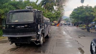 Tanquetas de la Policía resguardan el bulevar del norte ante acciones de protesta por parte de pobladores de la colonia Fesitranh, de San Pedro Sula.