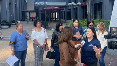 Los líderes comunitarios hondureños al atender a Univisión en las afueras del consulado de Los Ángeles.