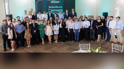 El grupo de graduados está conformado por 34 hombres y mujeres profesionales en tecnología, quienes obtuvieron su primer certificado en AltiaTek.