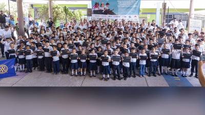 Los niños y niñas de las escuelas María Guzmán de Caballero y Doctor Lucio Rivera se han unido al Programa Educativo “Una Computadora por Niño”.