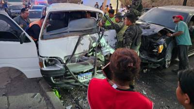 Microbús blanco y pick-up negra, vehículos que participaron en el accidente en Tegucigalpa.