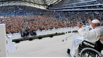 Como si fuera una estrella de rock o un futbolista del OM, miles de personas acogieron este sábado al <b>papa</b> Francisco durante una multitudinaria misa.