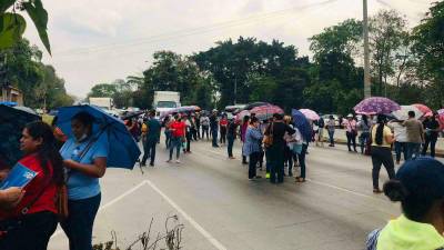 Tráfico lento causó durante la mañana de ayer la protesta de maestros y padres. Fotos M. Cubas.