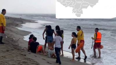Vista de turistas en las playas de La Ceiba.