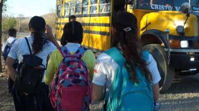 Combaten deserción y ausentismo escolar en Choluteca con servicio de transporte