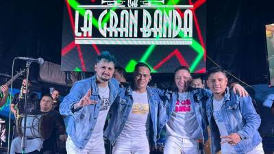 Integrantes de La Gran Banda durante giras musicales en Honduras.