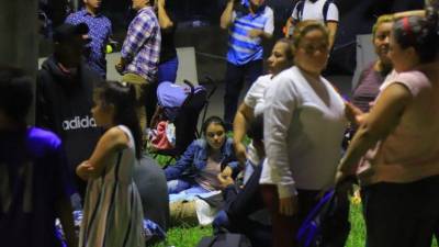 Fotografía de archivo de migrantes hondureños se alistan para salir en caravana en la Terminal de buses de San Pedro Sula.