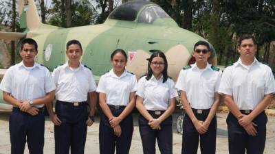 De una población de más de 800 alumnos, seis jóvenes son los que destacan por su excelencia académica en el Centro de Educación Media Gubernamental Rafael Pineda Ponce (RPP), ubicado en la base aérea, Coronel Armando Escalón Espinal, de La Lima, Cortés.