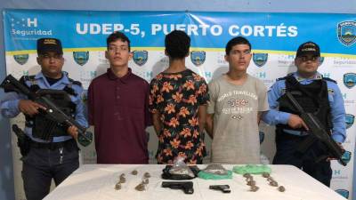 Los jóvenes son acusados de robo y distribución de droga en Puerto Cortés.
