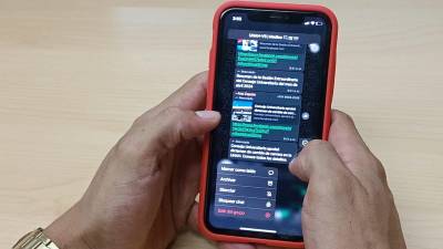 Un usuario revisa mensajes de WhatsApp en su móvil