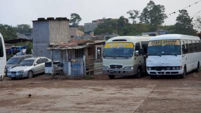 Buses de la ruta Cerro Grande-La Sosa estacionados en Tegucigalpa.