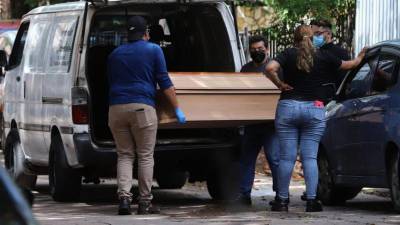 Parientes reclamando el cuerpo de hombre este jueves en Tegucigalpa.