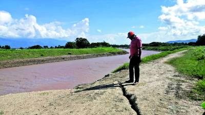 Autoridades dicen que estas obras aumentarán la resiliencia y aclaran que el valle necesita represas; el canal Maya en La Lima recibe las aguas del río Chamelecón cuando este crece<b>. Fotos: Franklin Muñoz.</b>