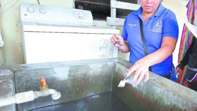 La limpieza de pilas es una de las medidas que debe tomar la población para eliminar el Aedes aegypti.