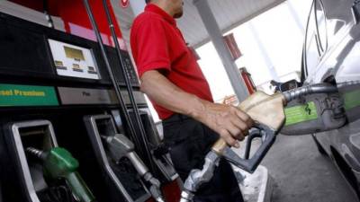 Un bombero de una gasolinera sampedrana llena el tanque de un vehículo. El lunes entraron en vigor nuevos precios.