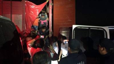 Los migrantes se encontraban hacinados en varios camiones en Veracruz e Hildalgo./ Foto: Reforma.