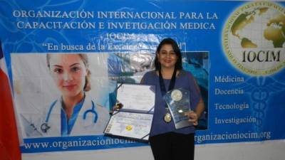 Martha Zavala muestra el reconocimiento que recibió durante el XXXVI Congreso en Salud.