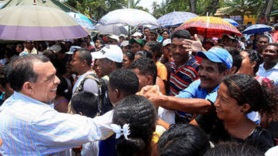 El presidente de Honduras saluda a los pobladores de la Mosquitia.