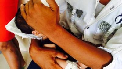 La familia originaria de Huata, Olancho, en el Hospital Escuela donde llevaron al bebé tras presentar varios síntomas.