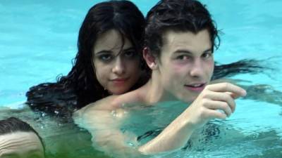 Camila Cabello y Shawn Mendes disfrutaron en las playas de Miami, y luego en una piscina. Fotos: Grosby Group.
