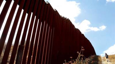 El muro de divide la frontera entre Tecate (México) y territorio estadounidense.