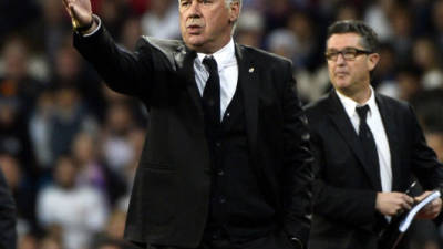 Carlo Ancelotti da instrucciones desde la banda del Bernabéu.