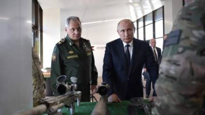 El presidente ruso, Vladímir Putin (d), junto al ministro ruso de Defensa, Serguéi Shoigú, durante su visita al parque temático Patriot Park en Kubinka, Rusia, el 19 de septiembre de 2018. EFE