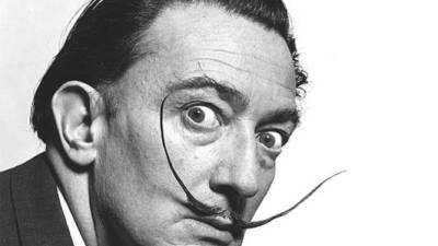 Salvador Dalí (1904-1989), considerado uno de los más grandes representantes del surrealismo, vuelve a ser noticia 28 años depués de su muerte debido a la exhumación de la que fue objeto su cuerpo en relación con una tardía y póstuma demanda de paternidad. Para conocer a este artista que puede considerarse genio y loco a partes iguales, presentamos una muestra de sus mejores cuadros.