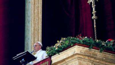 El papa Francisco durante la tradicional bendición 'Urbi et Orbi' (A la ciudad y al mundo) desde el balcón central de la Basílica de San Pedro del Vaticano, en la Ciudad del Vaticano, hoy 25 de diciembre de 2015. EFE