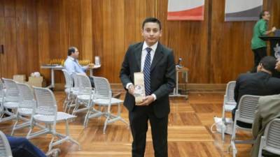 Edwin Edgardo Pérez posa con un empaque de café de la Asociación cuando viajó a Monterrey, México.