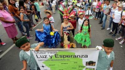 En los desfiles hubo trajes típicos, pequeños vestidos de policías, niñas palillonas y escolares portando pancartas con los próceres.