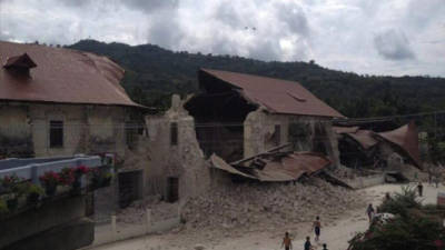 Filipinos observan la Catedral de San Pedro, destruida por un terremoto de 7.2 grados de magnitud registrado este, martes en Loboc, provincia de Bohol (Filipinas). EFE