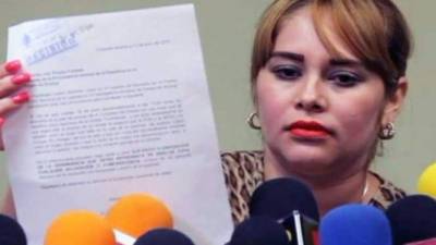 Lucero Guadalupe Sáncez el día que negó haber visitado al 'Chapo' en la cárcel.