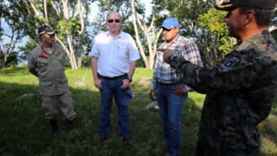 Áfrico Madrid y el comandante de la Naval de Amapala supervisan el sitio adonde construirán el helipuerto.