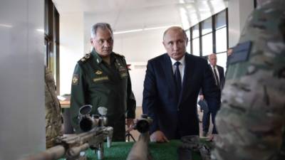 El presidente ruso, Vladímir Putin junto al ministro ruso de Defensa, Serguéi Shoigú. EFE/Archivo