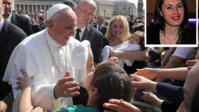 El papa Francisco saludo a niños en El Vaticano. En la imagen superior sale la foto de Anna, una mujer que se negó a abortar tras llamada del líder de la Iglesia Católica.
