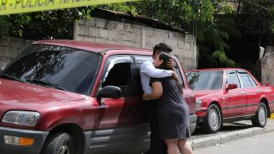 Familiares lloran la muerte del transportista Miguel Carbajal, cuyo cuerpo quedó en una calle de Comayagüela.
