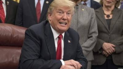 El presidente estadounidense, Donald J. Trump, habla antes de firmar un proyecto de ley bipartidista para detener el flujo de opiáceos en los Estados Unidos, el miércoles 10 de enero de 2018, en la Oficina Oval de la Casa Blanca, en Washington, DC (EE.UU.). EFE