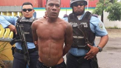 Arriba, el futbolista Jorge Campbell es trasladado a una patrulla por agentes de la Policía.
