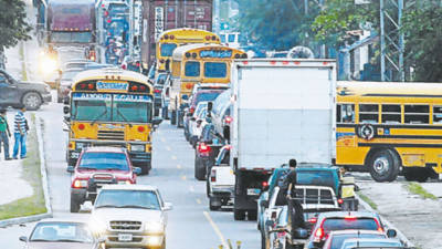 SEGUNDO ANILLO Esta vía es una de las más transitadas y su mal estado contribuye al congestionamiento.