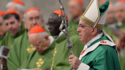 El papa Francisco durante la celebración de la misa hoy en la Basílica de San Pedro en Ciudad del Vaticano. EFE