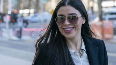 Emma Coronel llegó sonriente a la corte de Nueva York donde escuchó el testimonio de una de las ex amantes del Chapo Guzmán./AFP.