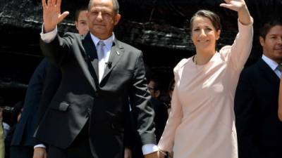 Luis Guillermo Solís asumió como presidente de Costa Rica el jueves aquí junto a sus esposa Mercedes Peñas.