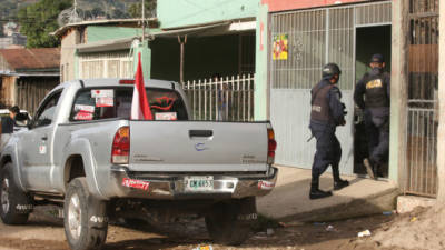 Agentes de la Policía ingresan al lugar donde estaba el cadáver de Pedro Herrera.