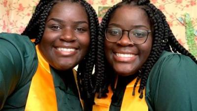 Las gemelas Xanah y Xarah Sproul se graduaron con honores de la secundaria de Yulee (Nassau).