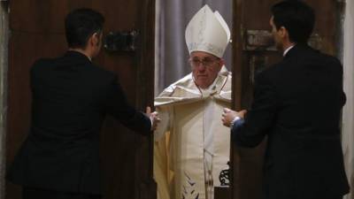 Al comenzar la noche del viernes primero de enero de 2016, el papa Francisco visitó una basílica de Roma, Santa María la Mayor, donde a veces se escapa para rezar y abrir una Puerta Santa -normalmente cerrada a manera de cruzar como un umbral simbólico hacia la misericordia para los fieles católicos. Fotos: AFP