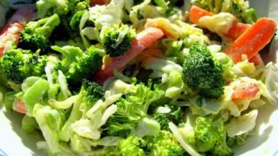 Rociar la ensalada con el aderezo de cilantro.