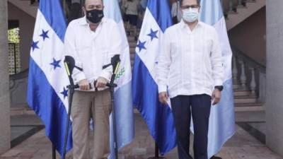 Alejandro Giammattei y Juan Orlando Hernández se reunieron en Casa de Gobierno.